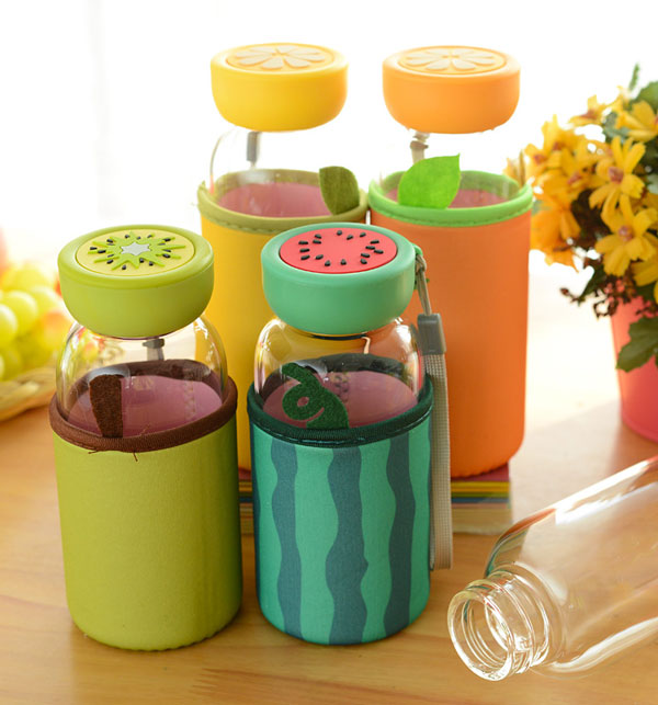 Đối với những cô nàng công sở có thói quen mang nước tự pha chế từ nhà đến nơi làm việc thì chiếc bình đựng này sẽ là “cặp đôi hoàn hảo” với chiếc cốc vừa được giới thiệu. Chiếc bình làm bằng thủy tinh trong suốt, 2/3 phần thân được khoác chiếc áo vỏ hoa quả, phần nắp cũng sinh động không kém. Đây còn là phụ kiện xinh xắn cho bé yêu của bạn khi đến trường đấy. Sản phẩm gồm 2 kích thước: 18 x 6.5cm (420ml) và 16 x 6.5cm (350ml) với 4 mẫu khác nhau. Giá thành khoảng 55.000 đồng/ chiếc.